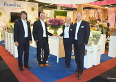 Bij Floritec waren ze erg blij met de nieuwe troschrysant Hardwell. V.l.n.r. Harry Boers, Fred van der Meer, Elly van Kampen en Harold van Gennip.